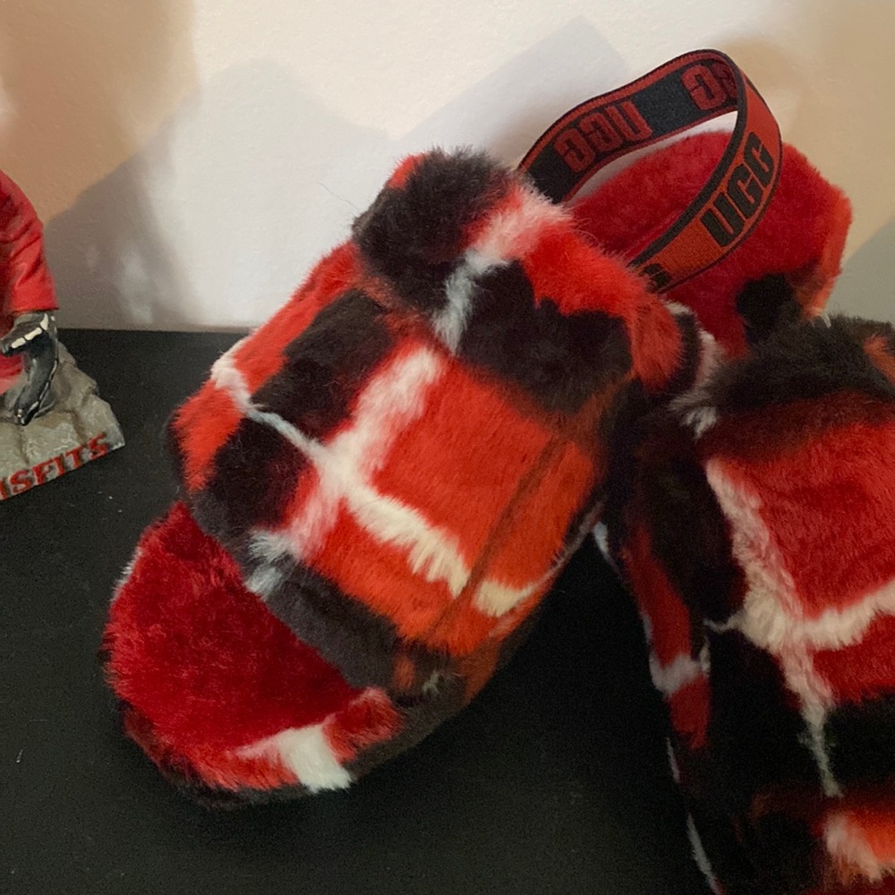 Rare💥Ugg Fluff Yeah in Red Plaid Wm 8/ Kds 6